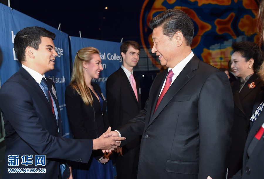 10月21日，國家主席習近平在倫敦參觀帝國理工學院。 新華社記者謝環(huán)馳 攝