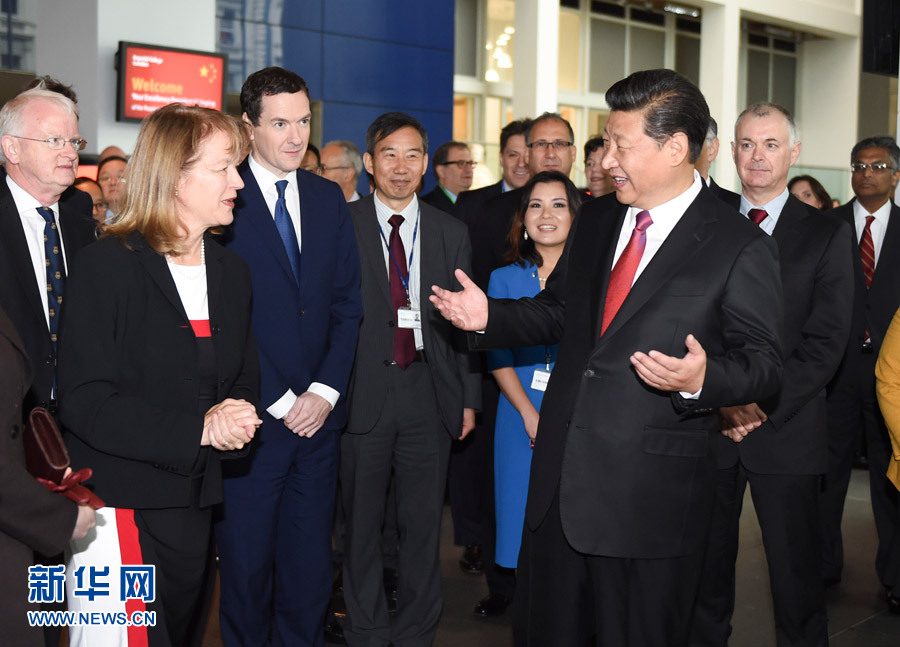 10月21日，國家主席習近平在倫敦參觀帝國理工學院。這是習近平同該校員工親切交談。 新華社記者 謝環(huán)馳 攝