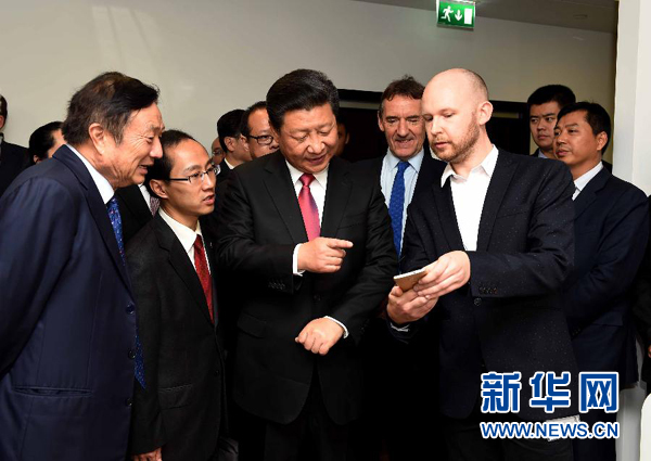 10月21日，國家主席習(xí)近平在倫敦參觀華為英國公司。 新華社記者 饒愛民 攝
