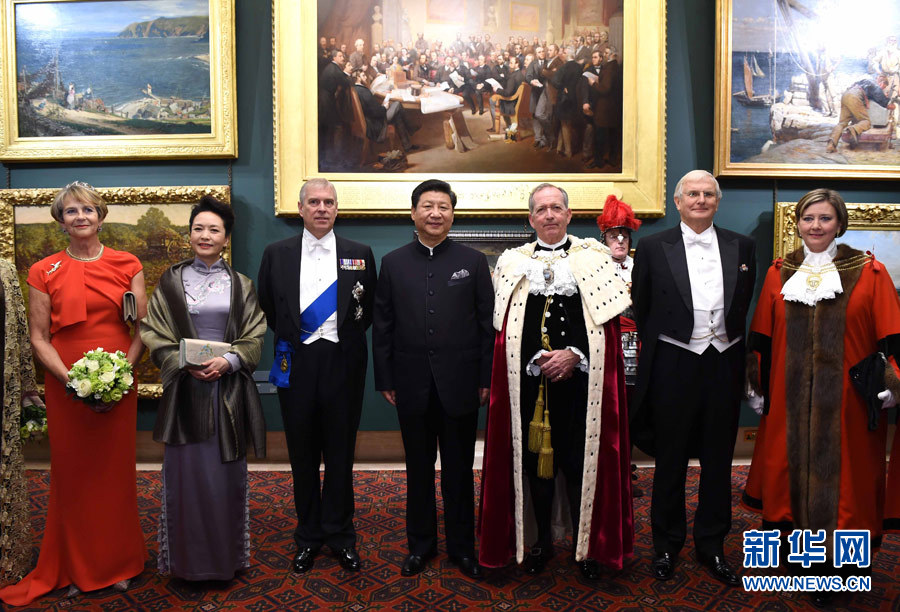 當(dāng)?shù)貢r(shí)間10月21日，國家主席習(xí)近平在倫敦金融城市政廳發(fā)表題為《共倡開放包容共促和平發(fā)展》的重要演講。這是習(xí)近平和夫人彭麗媛同嘉賓合影。 新華社記者 饒愛民 攝