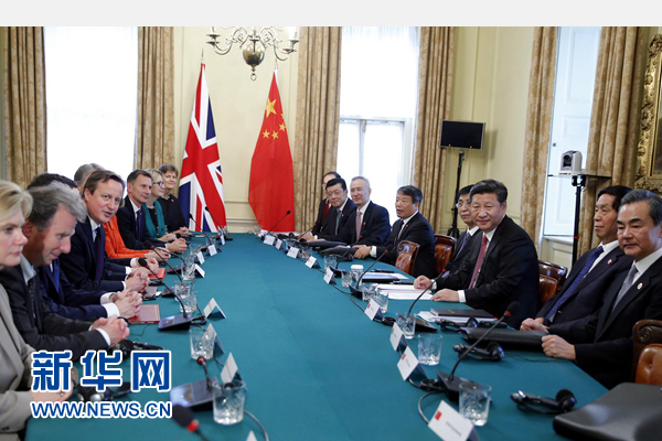 10月21日，國(guó)家主席習(xí)近平在倫敦唐寧街首相府同英國(guó)首相卡梅倫舉行會(huì)談。 新華社記者 鞠鵬 攝 