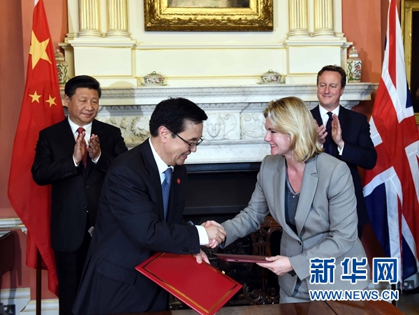 10月21日，國(guó)家主席習(xí)近平在倫敦唐寧街首相府同英國(guó)首相卡梅倫舉行會(huì)談。這是會(huì)談結(jié)束后，兩國(guó)領(lǐng)導(dǎo)人共同見(jiàn)證雙邊合作文件的簽署。新華社記者 饒愛(ài)民 攝 