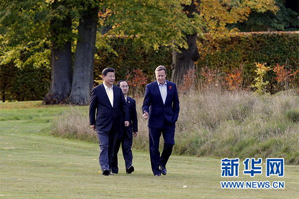 這是習(xí)近平與卡梅倫漫步草坪，邊走邊談。新華社記者 鞠鵬攝