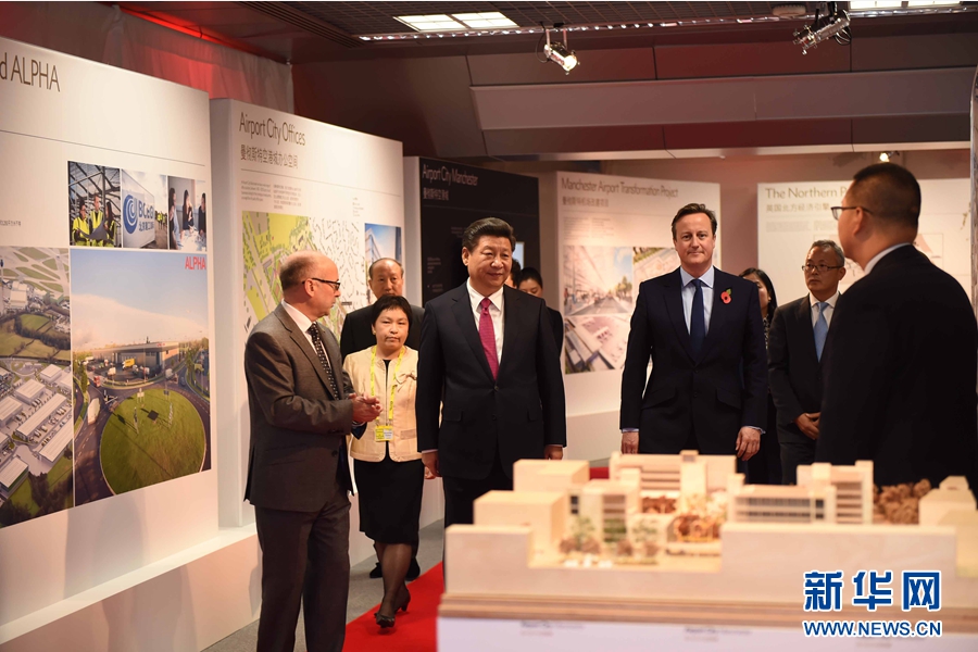 10月23日，國(guó)家主席習(xí)近平在英國(guó)首相卡梅倫陪同下，參觀曼徹斯特空港城項(xiàng)目。這是習(xí)近平和卡梅倫共同參觀曼徹斯特空港城發(fā)展規(guī)劃圖片展和空港城中國(guó)園模型。 新華社記者 張鐸 攝
