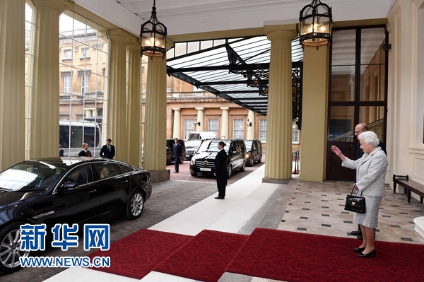 10月22日，國家主席習(xí)近平和夫人彭麗媛離開白金漢宮。離開前，英國女王伊麗莎白二世和丈夫菲利普親王專門前來同習(xí)近平夫婦親切話別。新華社記者 饒愛民 攝 