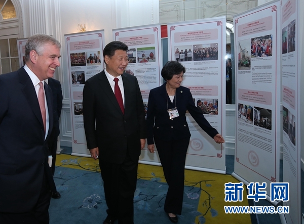 10月22日，國家主席習(xí)近平在倫敦出席全英孔子學(xué)院和孔子課堂年會開幕式。這是習(xí)近平參觀全英孔子學(xué)院和孔子課堂成果圖片展。 新華社記者 龐興雷 攝