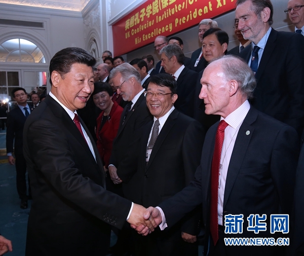 10月22日，國家主席習(xí)近平在倫敦出席全英孔子學(xué)院和孔子課堂年會開幕式。這是習(xí)近平同參加開幕式的嘉賓親切交談。 新華社記者 龐興雷 攝 