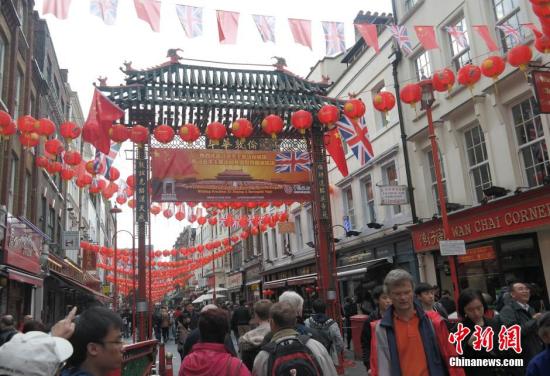 習(xí)近平主席訪問英國，倫敦唐人街掛出大紅燈籠和中英兩國國旗。 <a target='_blank' ><p  align=