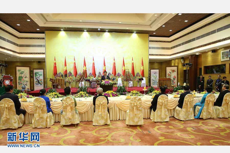 11月5日，中共中央總書記、國(guó)家主席習(xí)近平和夫人彭麗媛出席越共中央總書記阮富仲和越南國(guó)家主席張晉創(chuàng)在河內(nèi)國(guó)際會(huì)議中心舉行的盛大歡迎晚宴。新華社記者 龐興雷 攝 