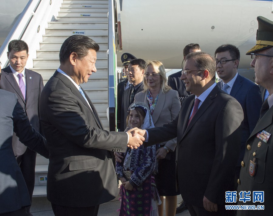  11月14日，國家主席習(xí)近平抵達(dá)土耳其安塔利亞，應(yīng)土耳其共和國總統(tǒng)埃爾多安邀請，出席二十國集團(tuán)領(lǐng)導(dǎo)人第十次峰會。土耳其高級官員到機(jī)場迎接習(xí)近平主席一行。新華社記者 李學(xué)仁 攝 