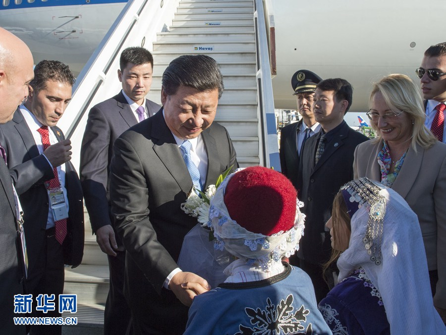 11月14日，國家主席習(xí)近平抵達(dá)土耳其安塔利亞，應(yīng)土耳其共和國總統(tǒng)埃爾多安邀請，出席二十國集團(tuán)領(lǐng)導(dǎo)人第十次峰會。這是土耳其兒童向習(xí)近平主席獻(xiàn)花。新華社記者 李學(xué)仁 攝 