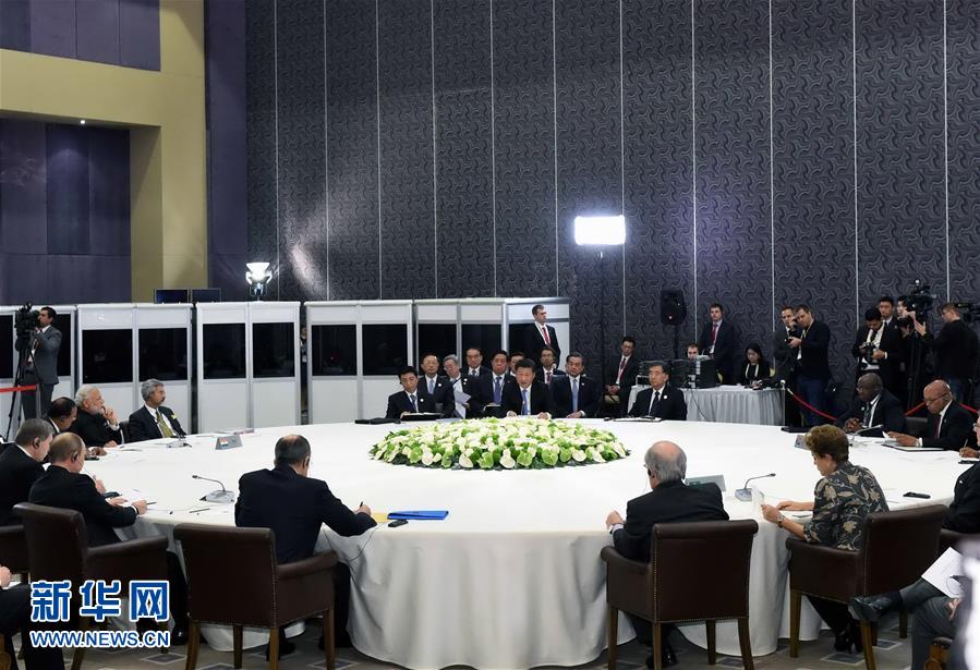  11月15日，金磚國家領(lǐng)導(dǎo)人非正式會晤在土耳其安塔利亞舉行，中國國家主席習(xí)近平、俄羅斯總統(tǒng)普京、印度總理莫迪、南非總統(tǒng)祖馬、巴西總統(tǒng)羅塞夫出席。習(xí)近平在會上發(fā)表題為《開拓機遇應(yīng)對挑戰(zhàn)》的重要講話。 新華社記者 饒愛民 攝 