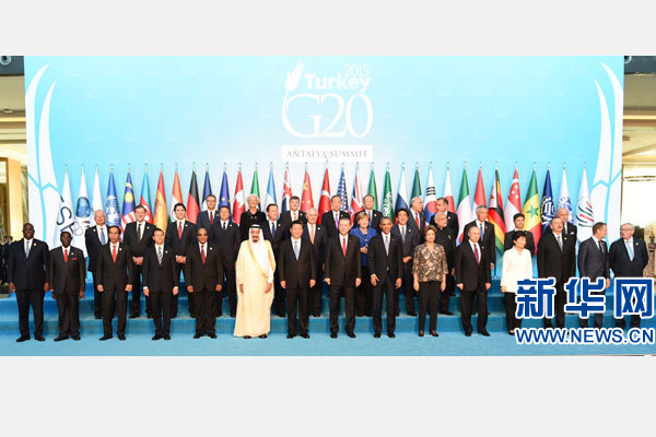11月15日，二十國集團(tuán)領(lǐng)導(dǎo)人第十次峰會(huì)在土耳其安塔利亞舉行。國家主席習(xí)近平出席并發(fā)表題為《創(chuàng)新增長路徑共享發(fā)展成果》的重要講話。這是習(xí)近平主席同與會(huì)領(lǐng)導(dǎo)人合影。 新華社記者 李學(xué)仁 攝