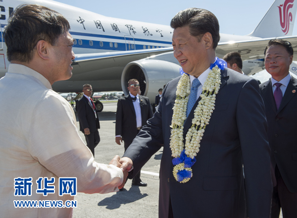 11月17日，國家主席習(xí)近平抵達菲律賓首都馬尼拉尼諾&middot;阿基諾國際機場，出席即將舉行的亞太經(jīng)合組織第二十三次領(lǐng)導(dǎo)人非正式會議。菲律賓高級官員到機場迎接習(xí)近平主席。新華社記者李學(xué)仁攝