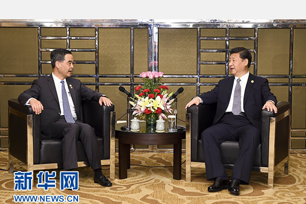 11月18日，國(guó)家主席習(xí)近平在菲律賓馬尼拉會(huì)見(jiàn)前來(lái)出席亞太經(jīng)合組織第二十三次領(lǐng)導(dǎo)人非正式會(huì)議的香港特別行政區(qū)行政長(zhǎng)官梁振英。新華社記者謝環(huán)馳攝