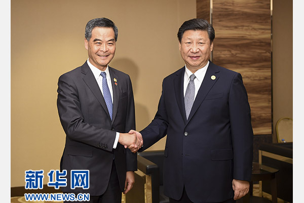 11月18日，國(guó)家主席習(xí)近平在菲律賓馬尼拉會(huì)見(jiàn)前來(lái)出席亞太經(jīng)合組織第二十三次領(lǐng)導(dǎo)人非正式會(huì)議的香港特別行政區(qū)行政長(zhǎng)官梁振英。新華社記者謝環(huán)馳攝