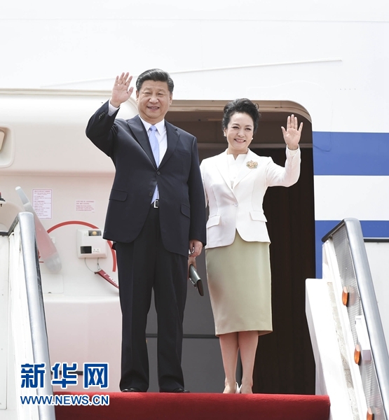 12月1日，中國國家主席習近平乘專機抵達津巴布韋首都哈拉雷，開始對津巴布韋進行國事訪問。津巴布韋總統(tǒng)穆加貝在機場舉行隆重歡迎儀式。這是習近平和夫人彭麗媛向歡迎人群揮手致意。新華社記者 謝環(huán)馳 攝 