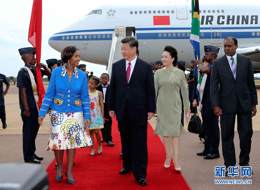12月2日，國家主席習(xí)近平抵達(dá)南非首都比勒陀利亞，開始對南非進(jìn)行國事訪問。南非外長馬沙巴內(nèi)等政府高級官員到機(jī)場迎接習(xí)近平和夫人彭麗媛。新華社記者蘭紅光攝