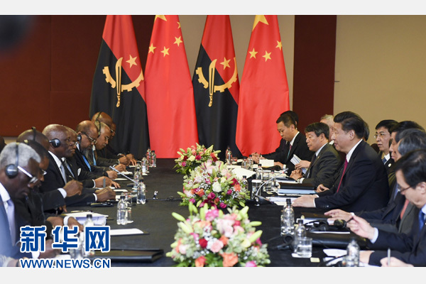 12月3日，國(guó)家主席習(xí)近平在約翰內(nèi)斯堡會(huì)見(jiàn)安哥拉總統(tǒng)多斯桑托斯。 新華社記者 謝環(huán)馳 攝