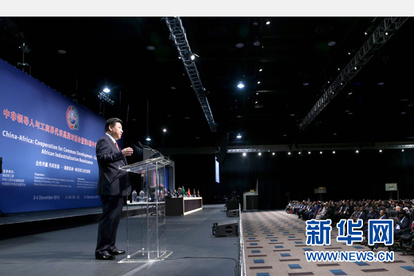 12月4日，國(guó)家主席習(xí)近平在約翰內(nèi)斯堡出席中非領(lǐng)導(dǎo)人與工商界代表高層對(duì)話會(huì)暨第五屆中非企業(yè)家大會(huì)閉幕式并發(fā)表題為《攜手共進(jìn)，譜寫(xiě)中非合作新篇章》的重要講話。新華社記者 姚大偉 攝