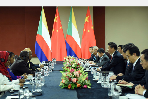 12月4日，國家主席習(xí)近平在約翰內(nèi)斯堡會見科摩羅總統(tǒng)伊基利盧。 新華社記者 張鐸 攝 

