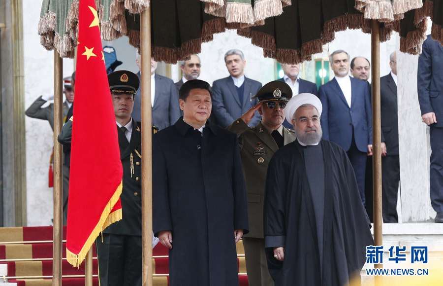 1月23日，國家主席習近平同伊朗總統(tǒng)魯哈尼在德黑蘭薩德阿巴德王宮舉行會談。這是會談前，習近平主席出席魯哈尼總統(tǒng)舉行的隆重歡迎儀式。新華社記者 鞠鵬 攝