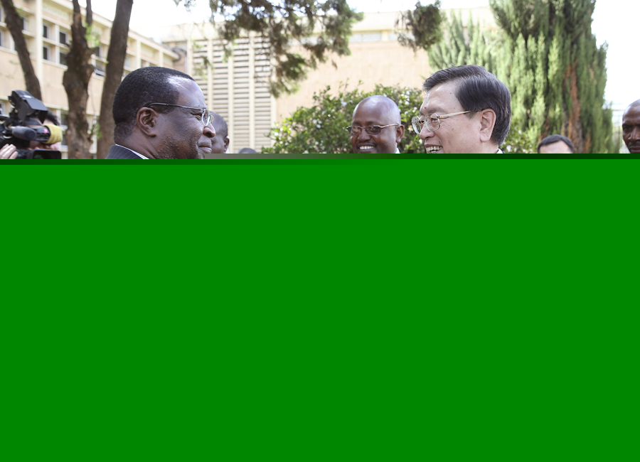 這是3月24日，張德江在肯尼亞首都內(nèi)羅畢與肯尼亞參議長(zhǎng)埃蘇羅舉行會(huì)談。 新華社記者馬占成攝