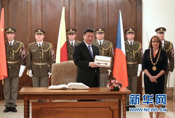 當(dāng)?shù)貢r間3月29日，國家主席習(xí)近平在捷克布拉格會見布拉格市長科爾娜喬娃，并接受科爾娜喬娃代表該市贈予的城市鑰匙。 新華社記者 龐興雷攝