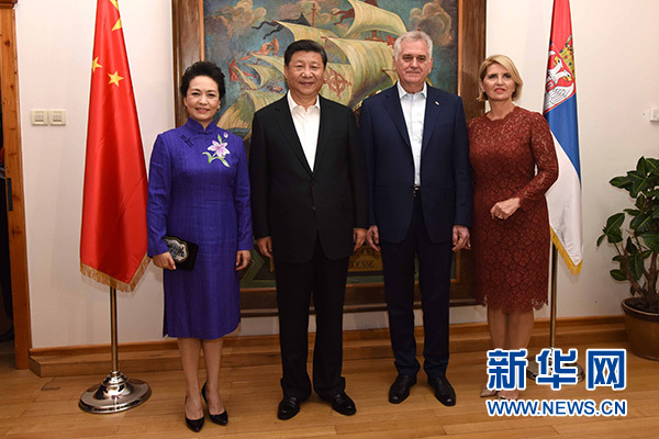 當(dāng)?shù)貢r(shí)間6月17日，國(guó)家主席習(xí)近平同塞爾維亞總統(tǒng)尼科利奇在貝爾格萊德舉行會(huì)晤。這是習(xí)近平和夫人彭麗媛同尼科利奇夫婦在和平別墅合影。新華社記者饒愛(ài)民攝