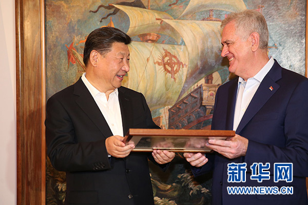 當(dāng)?shù)貢r(shí)間6月17日，國(guó)家主席習(xí)近平同塞爾維亞總統(tǒng)尼科利奇在貝爾格萊德舉行會(huì)晤。這是尼科利奇向習(xí)近平贈(zèng)送紀(jì)念品。新華社記者饒愛(ài)民攝