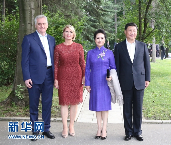 當(dāng)?shù)貢r(shí)間6月17日，國(guó)家主席習(xí)近平同塞爾維亞總統(tǒng)尼科利奇在貝爾格萊德舉行會(huì)晤。這是習(xí)近平和夫人彭麗媛同尼科利奇夫婦在和平別墅合影。新華社記者 丁林 攝