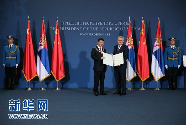 6月18日，國家主席習(xí)近平在貝爾格萊德同塞爾維亞總統(tǒng)尼科利奇舉行會談。會談后，尼科利奇向習(xí)近平授予塞爾維亞最高級別勛章&ldquo;共和國一級榮譽勛章&rdquo;，感謝習(xí)近平為中塞關(guān)系發(fā)展作出的杰出貢獻。新華社記者蘭紅光攝 