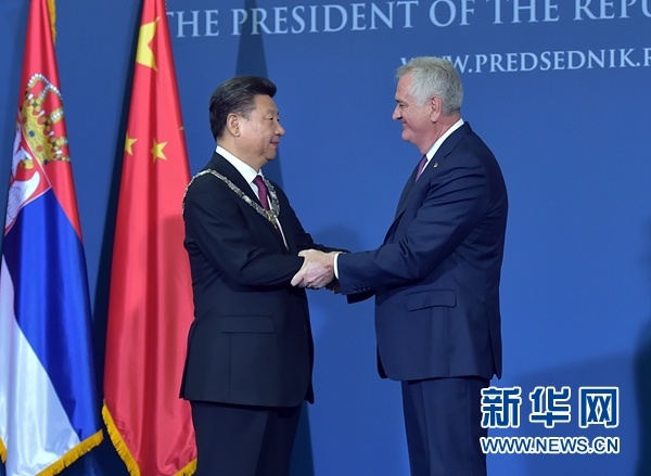6月18日，國家主席習(xí)近平在貝爾格萊德同塞爾維亞總統(tǒng)尼科利奇舉行會談。會談后，尼科利奇向習(xí)近平授予塞爾維亞最高級別勛章&ldquo;共和國一級榮譽勛章&rdquo;，感謝習(xí)近平為中塞關(guān)系發(fā)展作出的杰出貢獻。新華社記者 李濤 攝 