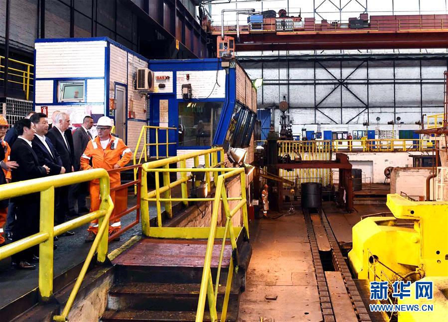 6月19日上午，國家主席習近平在貝爾格萊德參觀河鋼集團塞爾維亞斯梅代雷沃鋼廠。 新華社記者 饒愛民 攝