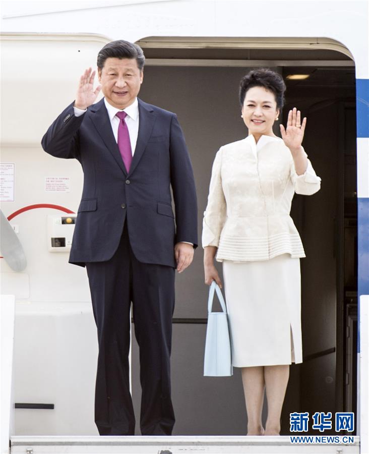 6月19日，國家主席習(xí)近平抵達(dá)華沙，開始對波蘭共和國進(jìn)行國事訪問。這是習(xí)近平和夫人彭麗媛步出艙門。 新華社記者 謝環(huán)馳 攝 