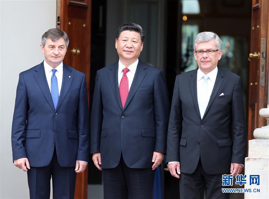 6月20日，國(guó)家主席習(xí)近平在華沙瓦津基公園水上宮殿會(huì)見(jiàn)波蘭參議長(zhǎng)卡切夫斯基（右）和眾議長(zhǎng)庫(kù)赫欽斯基。 新華社記者 姚大偉 攝  