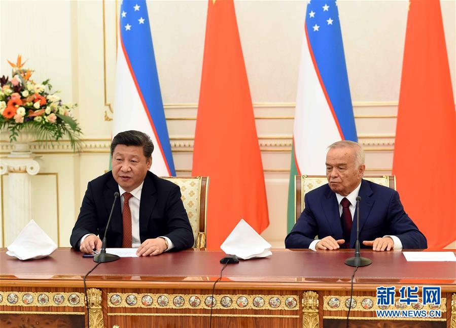 6月22日，國(guó)家主席習(xí)近平在塔什干庫(kù)克薩萊國(guó)賓館同烏茲別克斯坦總統(tǒng)卡里莫夫舉行會(huì)談。會(huì)談后，兩國(guó)元首共同會(huì)見(jiàn)記者。 新華社記者饒愛(ài)民攝