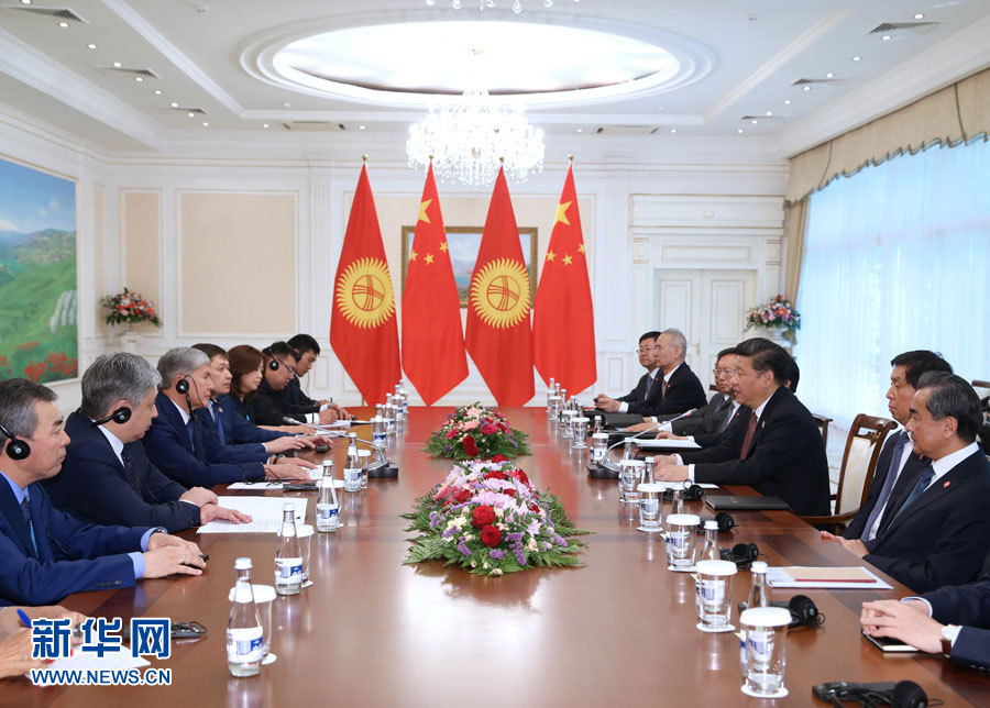 6月24日，國家主席習近平在烏茲別克斯坦塔什干會見吉爾吉斯斯坦總統(tǒng)阿坦巴耶夫。 新華社記者 馬占成 攝