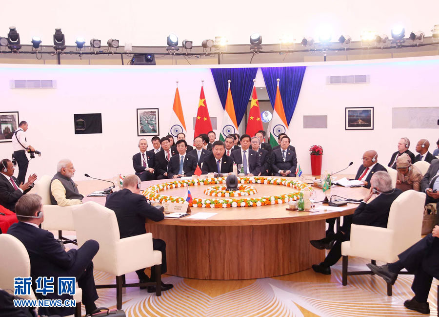 10月16日，金磚國(guó)家領(lǐng)導(dǎo)人第八次會(huì)晤在印度果阿舉行。中國(guó)國(guó)家主席習(xí)近平、印度總理莫迪、南非總統(tǒng)祖馬、巴西總統(tǒng)特梅爾、俄羅斯總統(tǒng)普京出席。習(xí)近平發(fā)表題為《堅(jiān)定信心　共謀發(fā)展》的重要講話。新華社記者姚大偉攝 