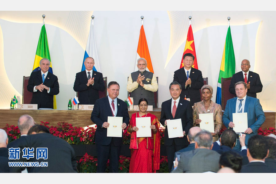 10月16日，金磚國(guó)家領(lǐng)導(dǎo)人第八次會(huì)晤在印度果阿舉行。中國(guó)國(guó)家主席習(xí)近平、印度總理莫迪、南非總統(tǒng)祖馬、巴西總統(tǒng)特梅爾、俄羅斯總統(tǒng)普京出席。這是會(huì)晤結(jié)束后，5國(guó)領(lǐng)導(dǎo)人共同見證合作文件的簽署，并出席聯(lián)合記者會(huì)。新華社記者謝環(huán)馳攝 