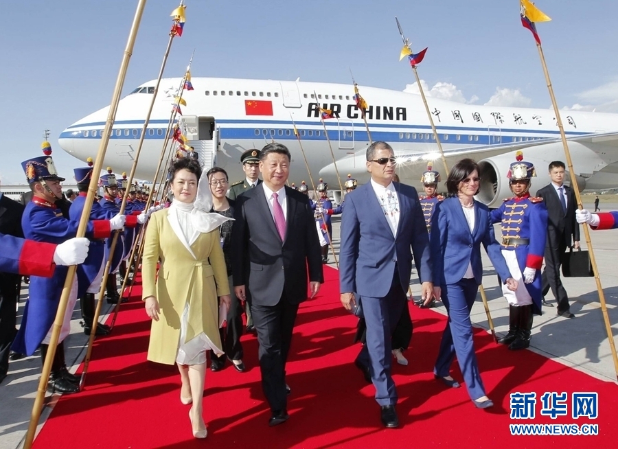 當(dāng)?shù)貢r(shí)間11月17日，國(guó)家主席習(xí)近平乘專(zhuān)機(jī)抵達(dá)基多，開(kāi)始對(duì)厄瓜多爾共和國(guó)進(jìn)行國(guó)事訪(fǎng)問(wèn)。厄瓜多爾總統(tǒng)科雷亞和夫人馬勒布等在機(jī)場(chǎng)熱情迎接習(xí)近平和夫人彭麗媛。新華社記者 鞠鵬 攝 