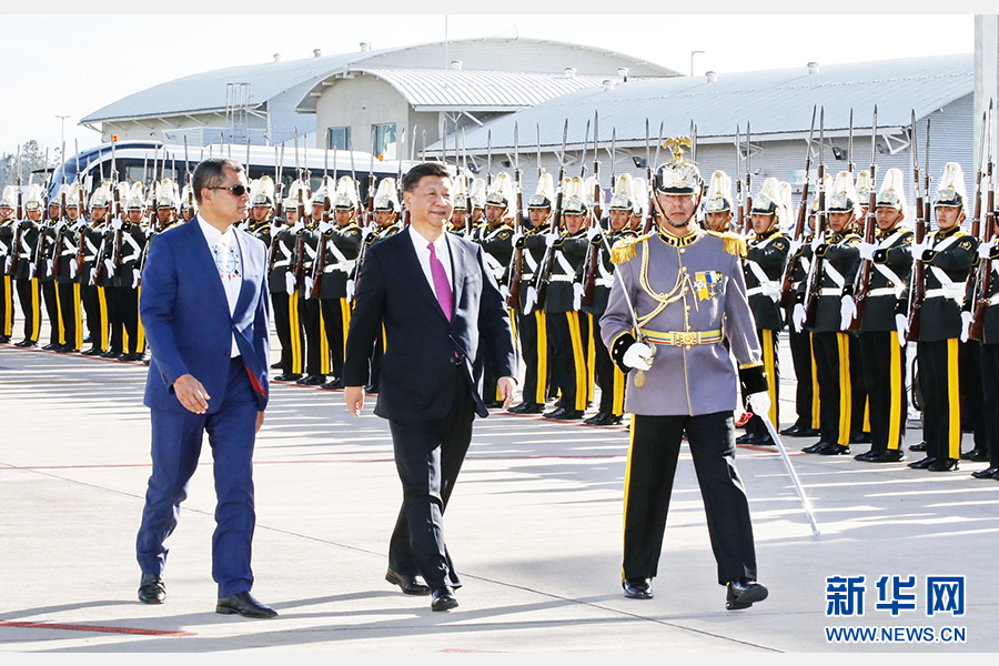 當(dāng)?shù)貢r(shí)間11月17日，國(guó)家主席習(xí)近平乘專(zhuān)機(jī)抵達(dá)基多，開(kāi)始對(duì)厄瓜多爾共和國(guó)進(jìn)行國(guó)事訪(fǎng)問(wèn)。這是厄瓜多爾總統(tǒng)科雷亞在機(jī)場(chǎng)為習(xí)近平舉行隆重歡迎儀式。新華社記者 鞠鵬 攝 