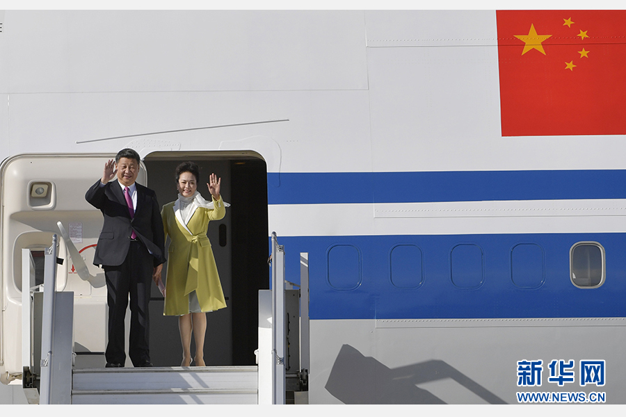 當(dāng)?shù)貢r(shí)間11月17日，國(guó)家主席習(xí)近平乘專(zhuān)機(jī)抵達(dá)基多，開(kāi)始對(duì)厄瓜多爾共和國(guó)進(jìn)行國(guó)事訪(fǎng)問(wèn)。這是習(xí)近平與夫人彭麗媛向歡迎人群揮手致意。新華社記者 王曄 攝 