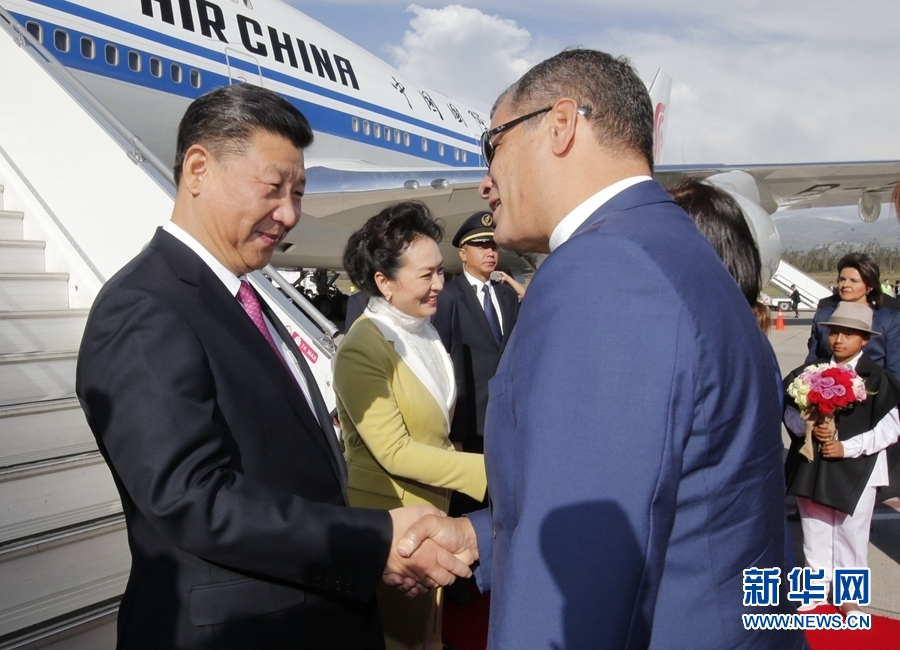 當(dāng)?shù)貢r(shí)間11月17日，國(guó)家主席習(xí)近平乘專(zhuān)機(jī)抵達(dá)基多，開(kāi)始對(duì)厄瓜多爾共和國(guó)進(jìn)行國(guó)事訪(fǎng)問(wèn)。厄瓜多爾總統(tǒng)科雷亞和夫人馬勒布等在舷梯旁熱情迎接習(xí)近平和夫人彭麗媛。新華社記者 鞠鵬 攝