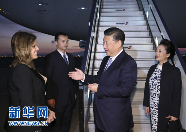 當(dāng)?shù)貢r間11月18日，國家主席習(xí)近平抵達(dá)利馬，出席亞太經(jīng)合組織第二十四次領(lǐng)導(dǎo)人非正式會議并對秘魯共和國進(jìn)行國事訪問。習(xí)近平和夫人彭麗媛受到秘魯副總統(tǒng)阿勞斯等熱情迎接。新華社記者 蘭紅光 攝