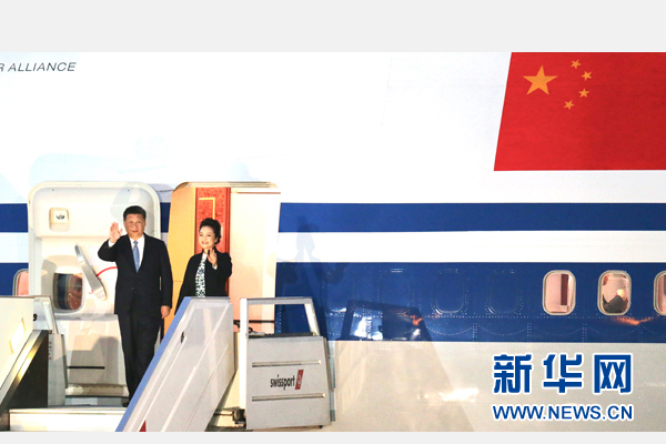 當(dāng)?shù)貢r間11月18日，國家主席習(xí)近平抵達(dá)利馬，出席亞太經(jīng)合組織第二十四次領(lǐng)導(dǎo)人非正式會議并對秘魯共和國進(jìn)行國事訪問。習(xí)近平和夫人彭麗媛受到秘魯副總統(tǒng)阿勞斯等熱情迎接。新華社記者 丁林 攝