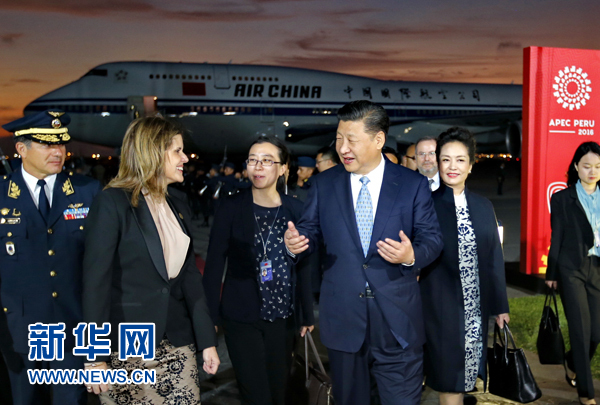 當(dāng)?shù)貢r間11月18日，國家主席習(xí)近平抵達(dá)利馬，出席亞太經(jīng)合組織第二十四次領(lǐng)導(dǎo)人非正式會議并對秘魯共和國進(jìn)行國事訪問。習(xí)近平和夫人彭麗媛受到秘魯副總統(tǒng)阿勞斯等熱情迎接。新華社記者 鞠鵬 攝