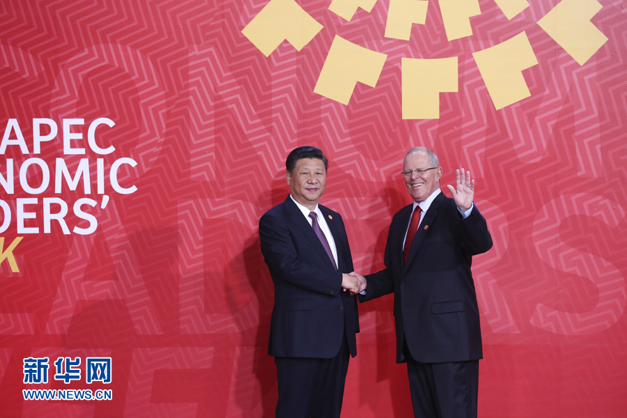 11月20日，亞太經(jīng)合組織第二十四次領(lǐng)導(dǎo)人非正式會(huì)議在秘魯利馬舉行。國(guó)家主席習(xí)近平出席并發(fā)表題為《面向未來(lái)開拓進(jìn)取促進(jìn)亞太發(fā)展繁榮》的重要講話。這是會(huì)議開始前，習(xí)近平受到秘魯總統(tǒng)庫(kù)琴斯基的熱情迎接。 新華社記者 龐興雷 攝