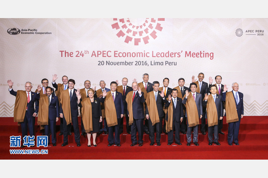 11月20日，亞太經(jīng)合組織第二十四次領(lǐng)導(dǎo)人非正式會(huì)議在秘魯利馬舉行。國(guó)家主席習(xí)近平出席并發(fā)表題為《面向未來(lái)開拓進(jìn)取促進(jìn)亞太發(fā)展繁榮》的重要講話。這是會(huì)議期間，國(guó)家主席習(xí)近平同其他亞太經(jīng)合組織成員經(jīng)濟(jì)體領(lǐng)導(dǎo)人、代表合影。 新華社記者 丁林 攝