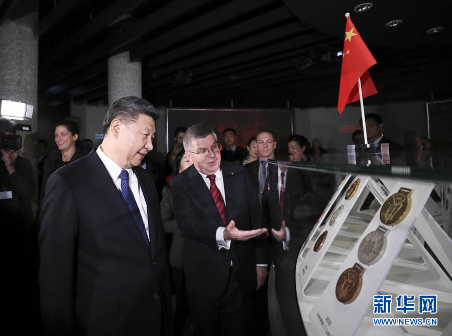 1月18日，國家主席習(xí)近平在瑞士洛桑國際奧林匹克博物館會見國際奧林匹克委員會主席巴赫。這是會見后，習(xí)近平在巴赫陪同下參觀往屆奧運(yùn)會獎牌展。新華社記者 蘭紅光 攝